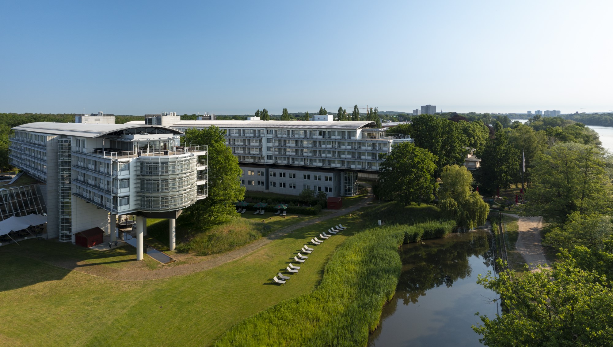 Kongresshotel-Potsdam-Templiner-See-Eventgarten-Luftaufnahme-Sommer