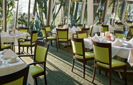 Restaurant-Lemon-in-Potsdam-einzelne-Tische-und-Blick-Richtung-Wintergarten-670×380
