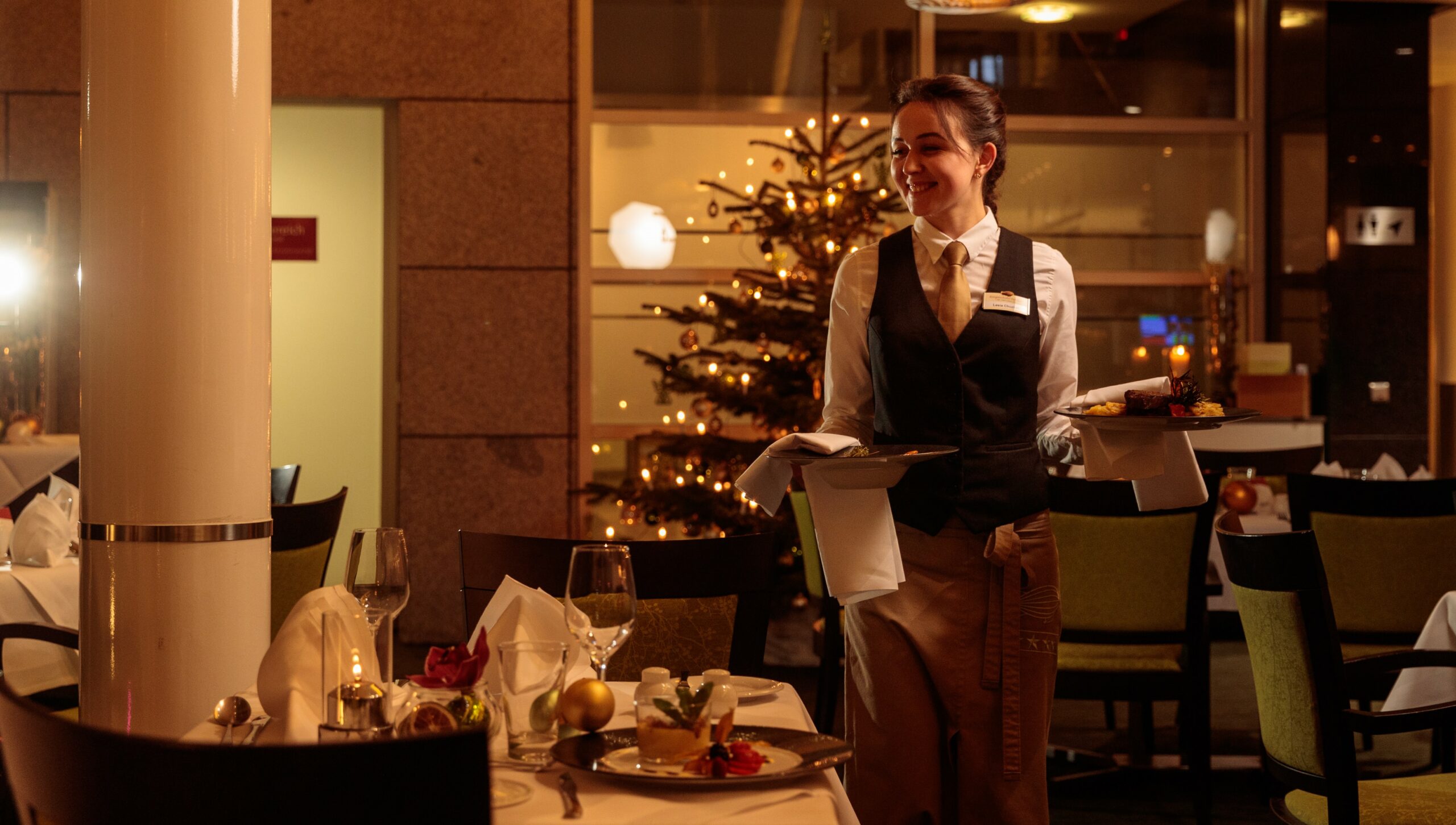 Weihnachten-Service-Restaurant-Bedienung-scaled