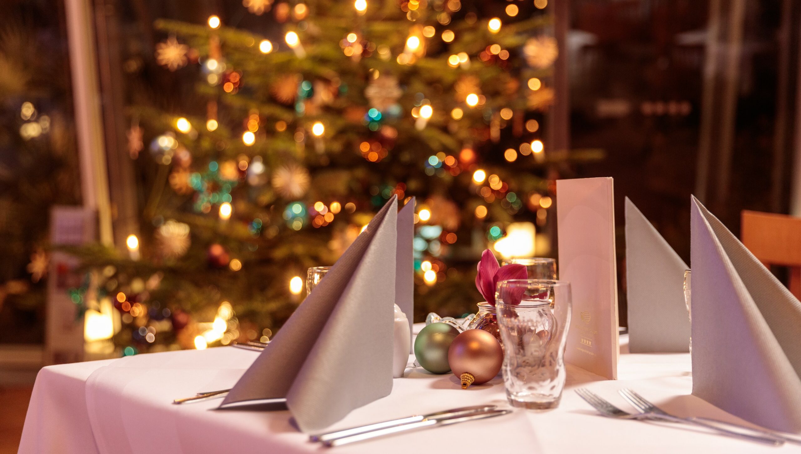 Winter-Weihnachten-Restaurant-Deko-scaled