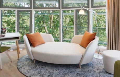Neue-Deluxe-Junior-Suite-Seeblick-Fenster-und-Couch