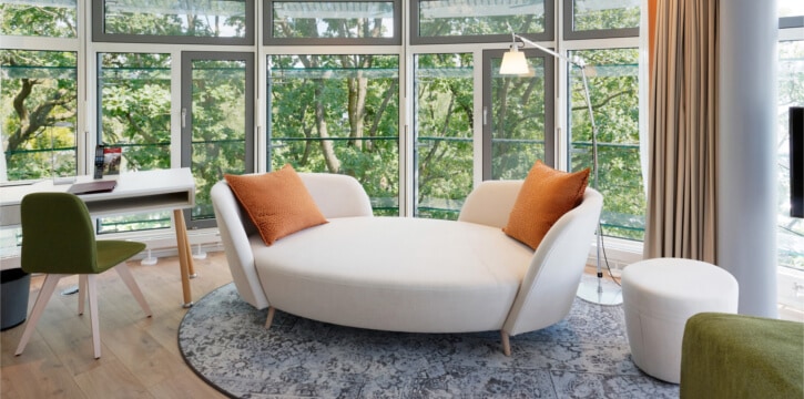 Neue-Deluxe-Junior-Suite-Seeblick-Fenster-und-Couch