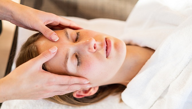 Wellbeing-Area-Anwendung-Gesicht-Massage