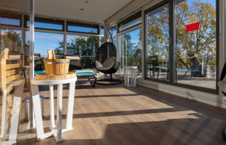 Der Innenraum der Seeblick Sauna im Herbst