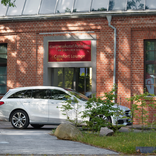 Ankunft im Kongresshotel Potsdam. Mit dem Auto.