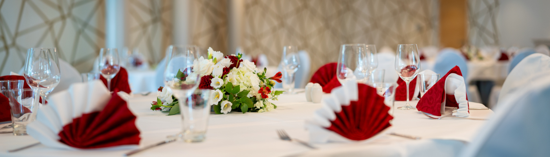 Ein gedeckter Tisch im Kaminzimmer des Kongresshotels Potsdam