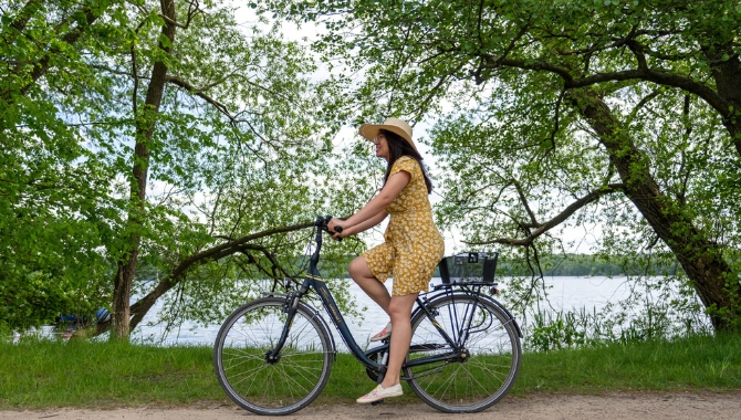 Fahrrad. Mädchen auf dem Fahrrad. Templiner See.