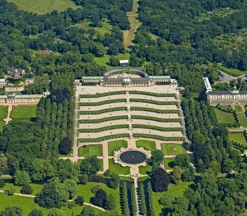 Bild von Bernd Petrikat auf Pixabay. Radweg - Park Sanssouci.Kongresshotel Potsdam.