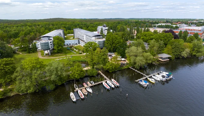 Kongresshotel Potsdam. Luftaufnahmen. Sommer