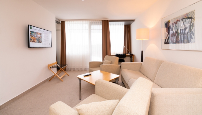 Studio im Kongresshotel Potsdam. Sofa. 2 Sessel. Schreibtisch. Wohnzimmer. Zimmer für Familie.