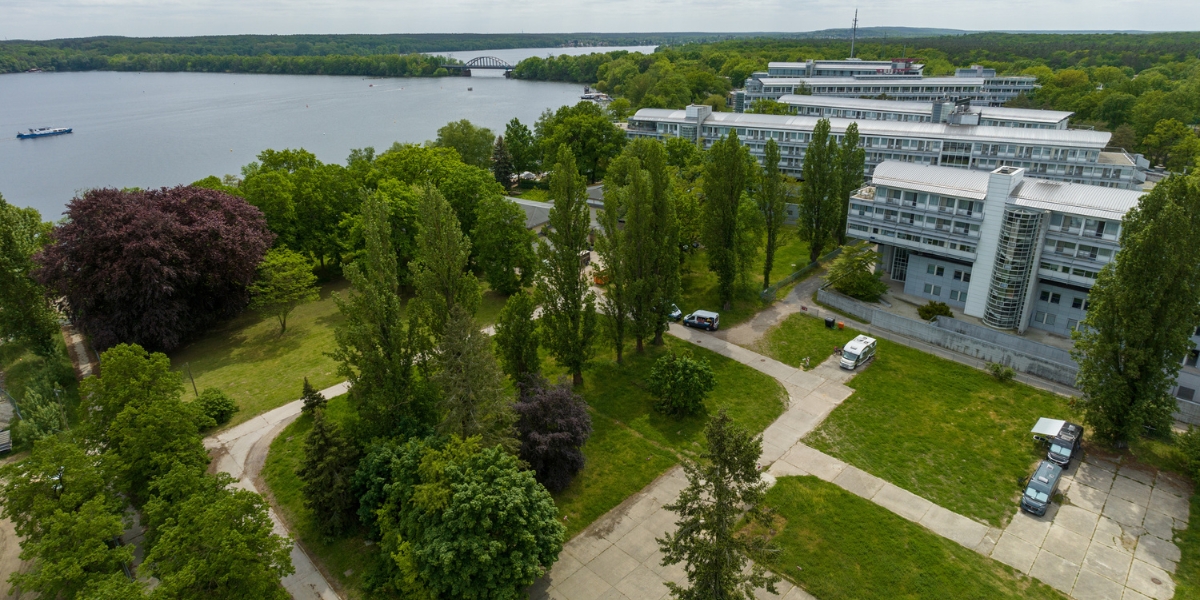 Wohnmobilestellplatz am Kongresshotel Potsdam. Luftaufnahme mit Blick auf Templiner See.