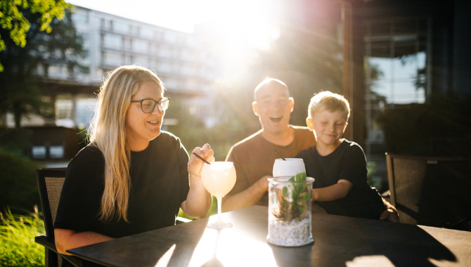 Genießen Sie gemeinsam mit Ihrer Familie kühle Drinks bei gemütlichen Abendstunde.