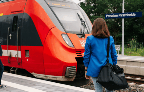 Bahnhof Pirschheide Der Bahnhof Pirschheide mit Zug.