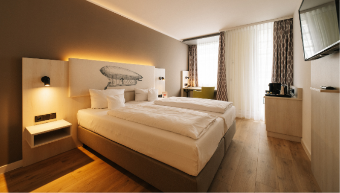 Kongresshotel-Potsdam-Zimmer-Doppelzimmer-Classic Doppelzimmer Classic- hier trifft moderner Komfort auf gemütliche Atmosphäre. Das stilvolle Doppelbett und die stimmungsvolle Beleuchtung laden zum Entspannen ein.