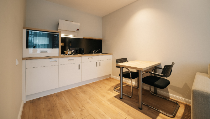 Unsere barrierefreien Studios sind an körperliche Einschränkungen angepasst. Die Küchen-Ecke ist mit modernen Kochgeräten ausgestattet.