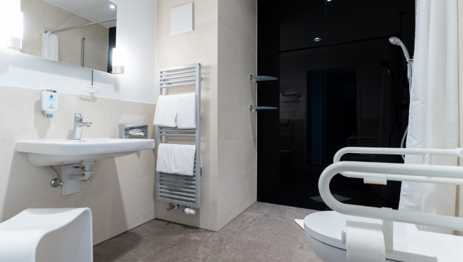 ansprechendes Badezimmer im barrierearmen Studio