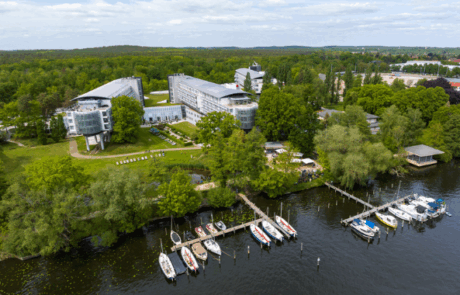 Außenansicht Kongresshotel Potsdam, Ansicht Eventgarten mit See und Booten