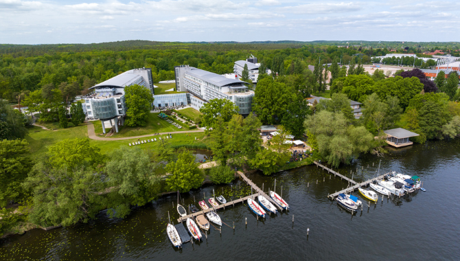Außenansicht Kongresshotel Potsdam, Ansicht Eventgarten mit See und Booten