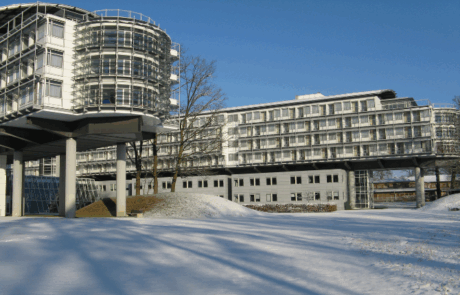 Außenansicht des Kongresshotel Potsdam. Eventgarten am Templiner See