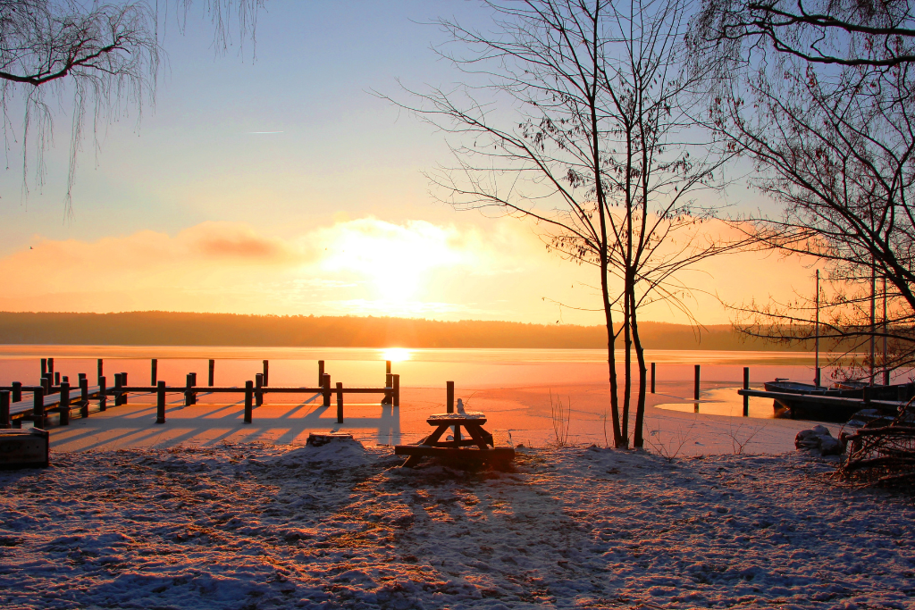 Templiner See im Winter bei Sonnenuntergang.