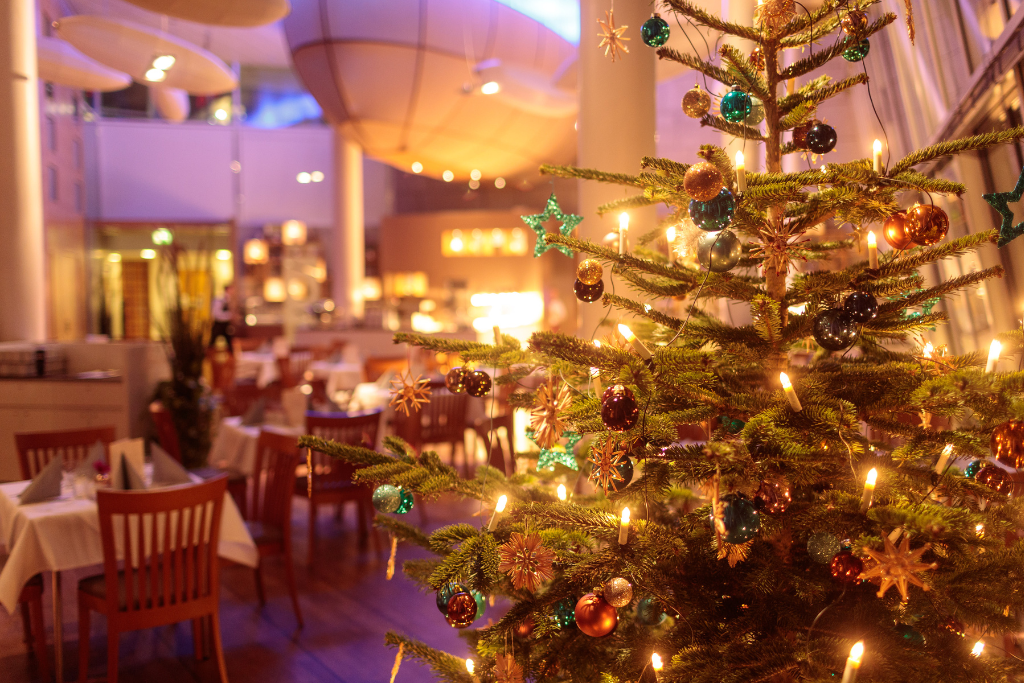 Weihnachtsbaum im Hintergrund des Restaurants Zeppelin.