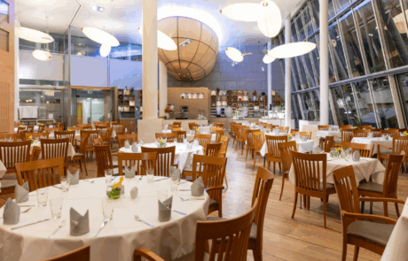 Schlicht gedeckte Tische im Restaurant Zeppelin.