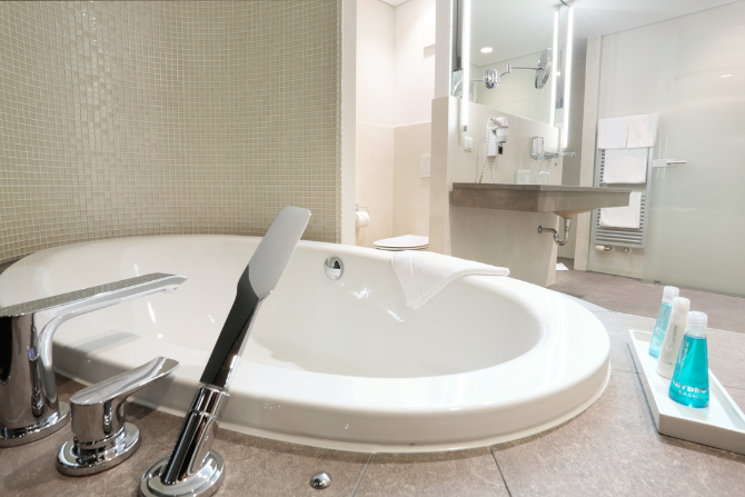 Komfortable Badewanne im Kongresshotel Potsdam mit moderner Ausstattung.