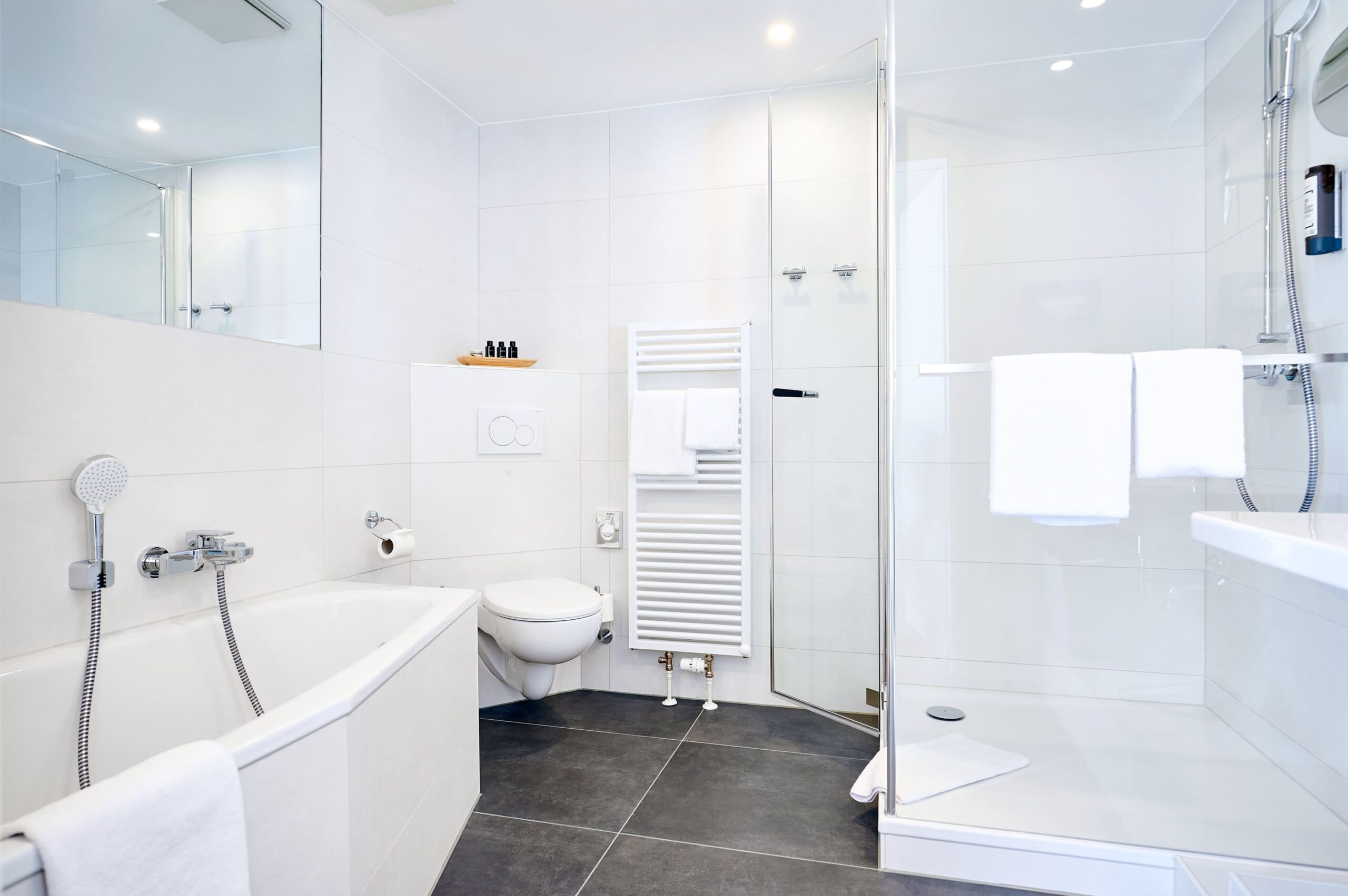 Luxuriöses Badezimmer der Superior Suite im Kongresshotel Potsdam mit Badewanne und Glasdusche.