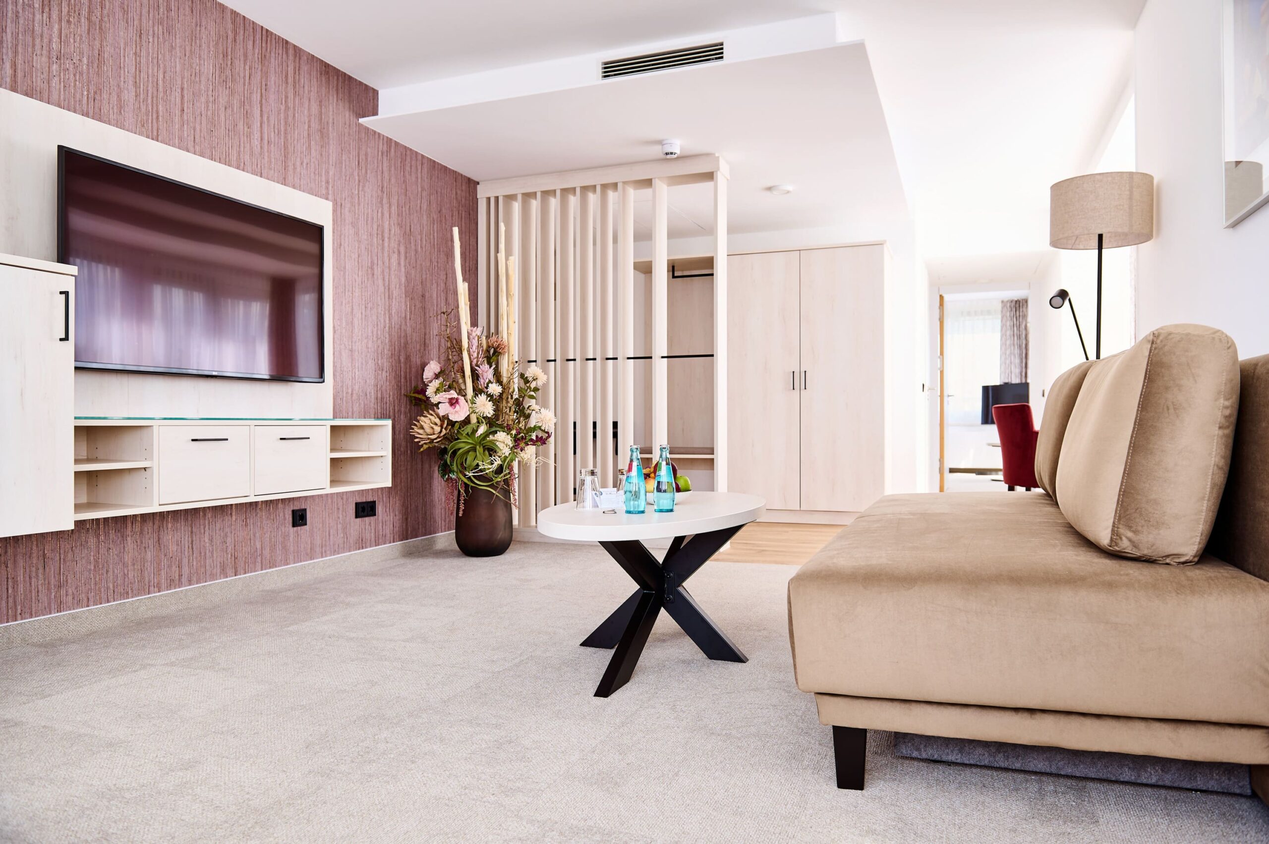 Superior Suite im Kongresshotel Potsdam mit großem Wohnbereich und Flachbild-TV.