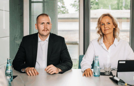 Kongresshotel-Potsdam-Kundengespräch Zwei Personen in Office-Kleidung an einem Tisch.