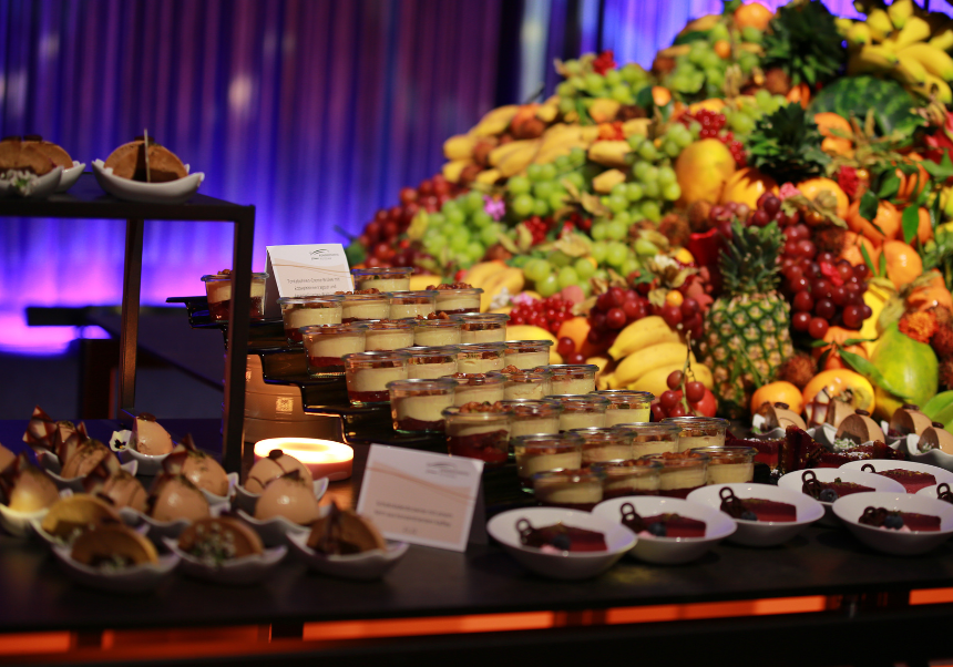 Detailansicht eines Dessertbuffets mit Gläserdesserts und frischem Obst bei der Silvesterfeier im Kongresshotel Potsdam.