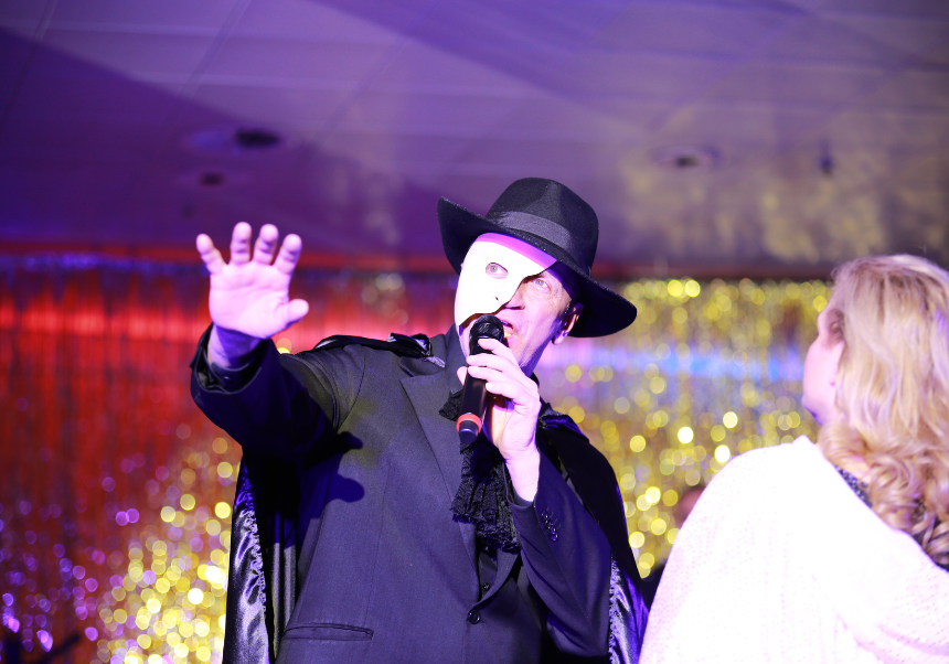 Zwei Künstler bei einem Musical-Auftritt auf der Bühne während der Silvesterfeier im Kongresshotel Potsdam.