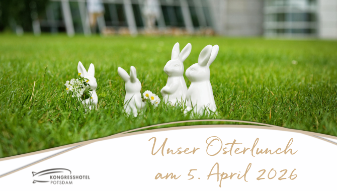 Weiße Osterhasenfiguren auf grüner Wiese vor dem Kongresshotel Potsdam als Dekoration für den Osterlunch