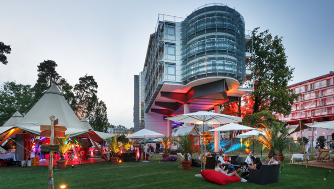 Die Veranstaltung findet im Eventgarten des Kongresshotels Potsdam statt.
