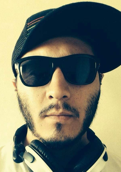 Nahaufnahme eines Mannes mit Sonnenbrille, Kappe und Kopfhörern.