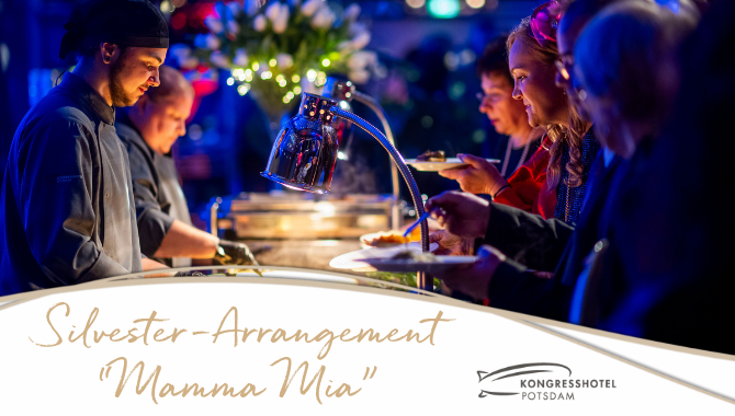 Gäste bedienen sich an einem festlichen Buffet während einer Silvesterveranstaltung im Kongresshotel Potsdam.