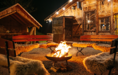 Kongresshotel-Potsdam-Gipfel-Stüberl-Lagerfeuer Lagerfeuer mit Holzbänken vor dem Gipfel-Stüberl
