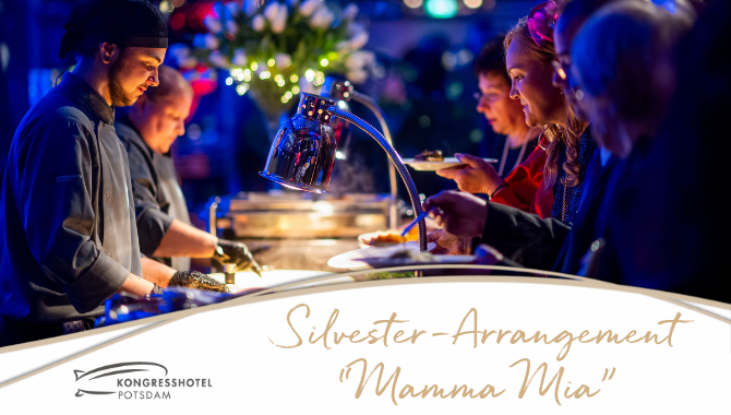Gäste bedienen sich an einem festlichen Buffet während einer Silvesterveranstaltung im Kongresshotel Potsdam.