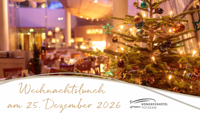Weihnachtslunch am 25. Dezember 2026 im Kongresshotel Potsdam. Festlich geschmückter Weihnachtsbaum in einem Restaurant
