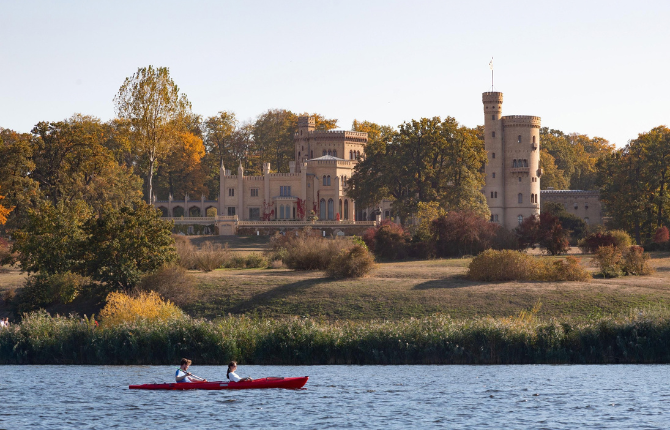 Kanu_vor_Schloss_Babelsberg_(c)_PMSG_Andre_Stiebitz