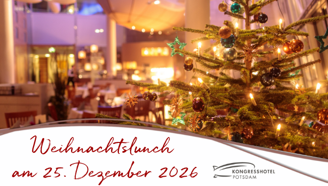Weihnachtslunch am 25. Dezember 2026 im Kongresshotel Potsdam. Festlich geschmückter Weihnachtsbaum in einem Restaurant